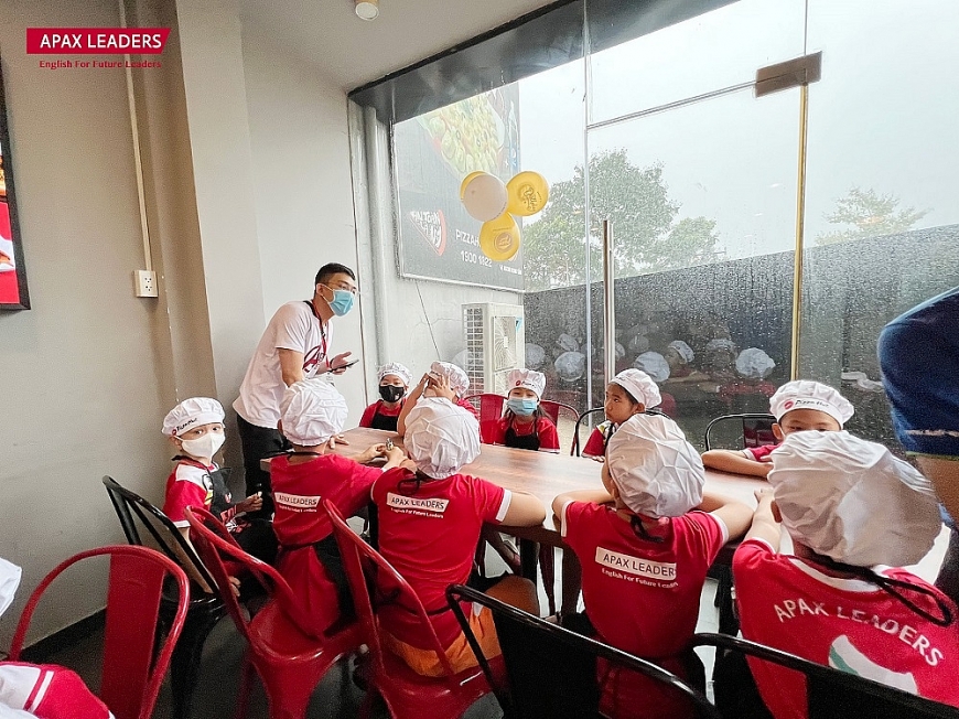 Một lớp làm bánh pizza tại Apax Summer Camp.