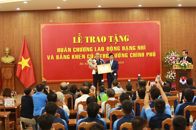 HLV Park Hang-seo nhận Huân chương Lao động