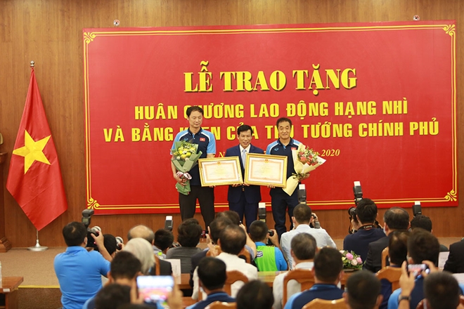 HLV Park Hang-seo nhận Huân chương Lao động