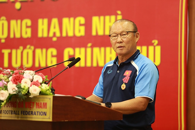 HLV Park Hang-seo nhận Huân chương Lao động