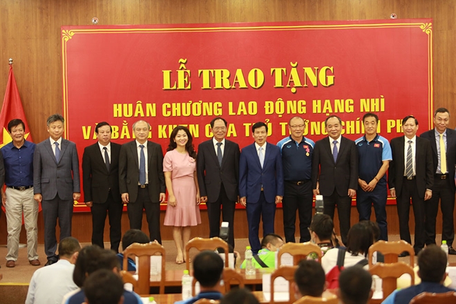 HLV Park Hang-seo nhận Huân chương Lao động