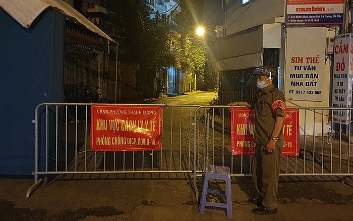 Phong tỏa tạm thời toàn bộ ngõ 651 Minh Khai sau khi có 20 trường hợp nghi nhiễm Covid-19.