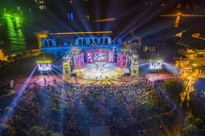 Kề cận Cầu Hôn là sẽ là sân khấu của Show Vortex đẳng cấp hàng đầu thế giới với công nghệ trình chiếu hiện đại của ánh sáng, lửa, nước, tia laser, pháo hoa… từ ECA2 - tác giả “thôi miên” hàng triệu khán giả với show Wings Of Time (Singapore); Lễ kỷ niệm FIFA World Cup 1998, Triển lãm Thiên niên kỷ Tháp Eiffel… 