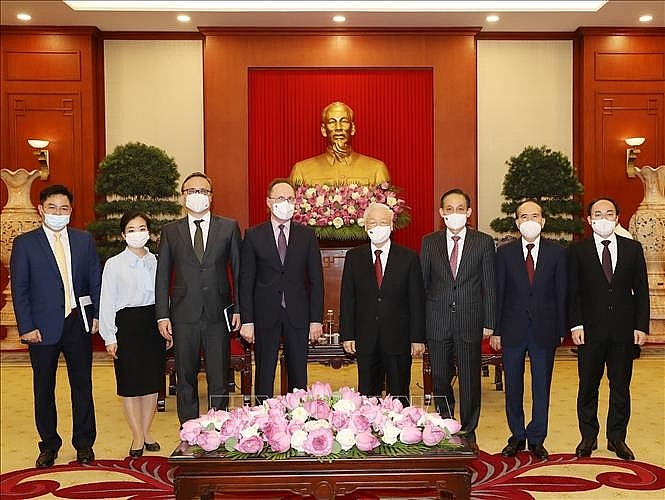 Tổng Bí thư Nguyễn Phú Trọng và Đại sứ Liên bang Nga Gennady Bezdetko chụp ảnh chung với các đại biểu. Ảnh: Trí Dũng/TTXVN