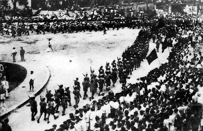 Ngày 28/8/1945, đoàn Giải phóng quân ở Việt Bắc về duyệt binh ở Quảng trường Nhà hát Lớn Hà Nội. Ảnh: Nguyễn Bá Khoản/TTXVN phát