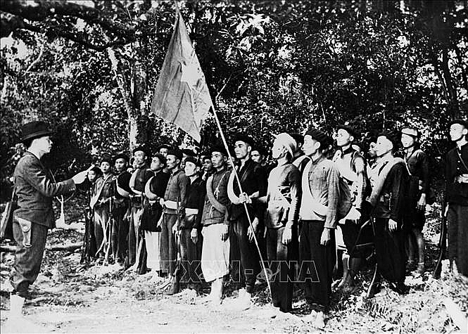 Ngày 22/12/1944, Đội Việt Nam Tuyên truyền Giải phóng quân được thành lập tại khu rừng Trần Hưng Đạo ở châu Nguyên Bình, tỉnh Cao Bằng, do đồng chí Võ Nguyên Giáp chỉ huy, trực tiếp tham gia chiến đấu bên cạnh các cơ sở, lực lượng dân quân ở các địa phương, đóng vai trò nòng cốt, quyết định sự thành công của Cách mạng Tháng Tám. Ảnh: Tư liệu TTXVN