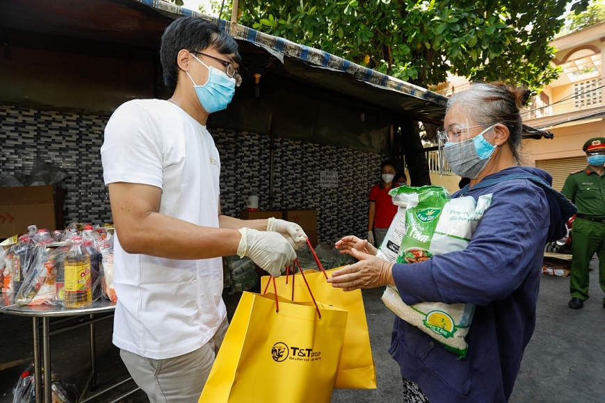 Mỗi suất quà bao gồm lương thực và nhu yếu phẩm thiết yếu đang được gấp rút trao đến tận tay người dân TP.HCM