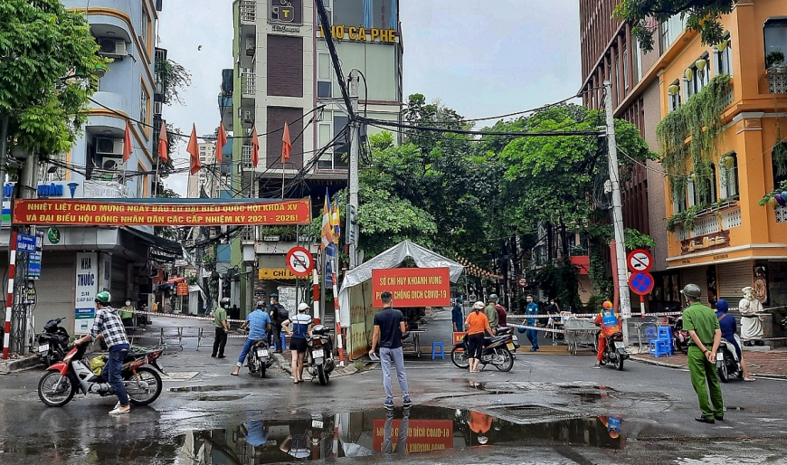 Phong toả 210 hộ dân phường Giáp Bát liên quan đến 4 ca F0 là lái xe đường dài TP Hồ Chí Minh.