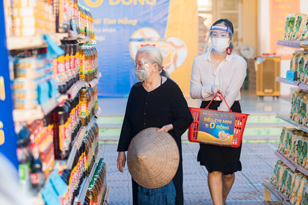  Người dân đến mua hàng được nhân viên hỗ trợ, thăm hỏi chu đáo