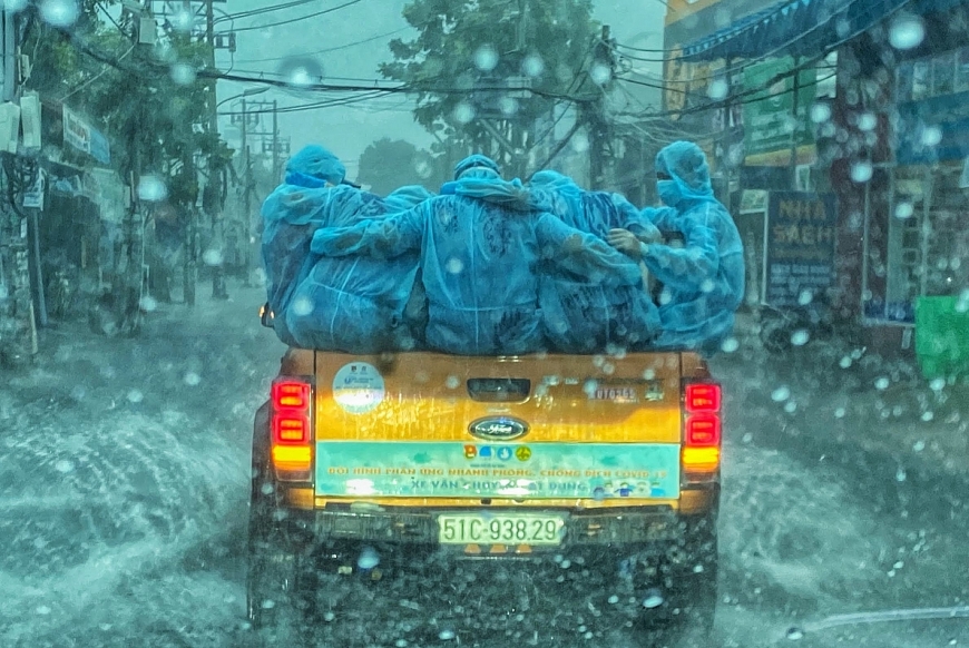  Các thành viên trong đội ôm nhau giữa trời mưa 