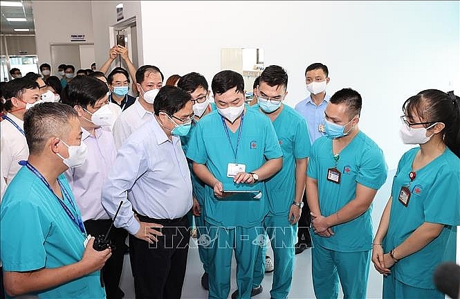 Thủ tướng Phạm Minh Chính kiểm tra Khu điều trị với các giường bệnh tiêu chuẩn và trang thiết bị y tế hiện đại tại phường Yên Sở (quận Hoàng Mai). Ảnh: Dương Giang/TTXVN