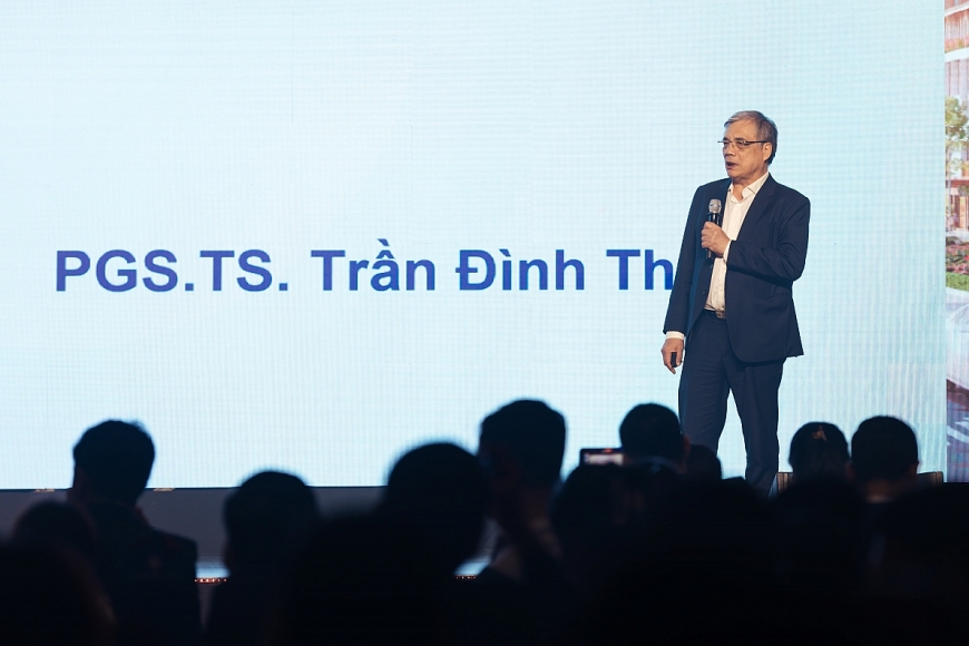 PGS. TS. Trần Đình Thiên thuyết trình tại sự kiện 