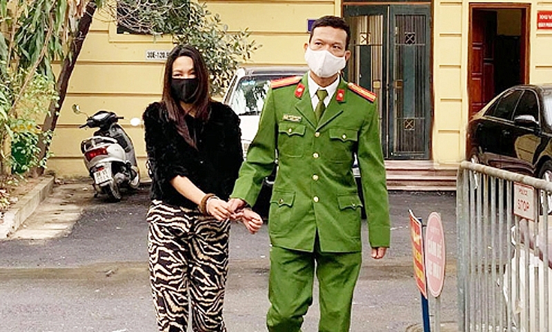 Công an quận Thanh Xuân tạm giữ hình sự đối tượng Phạm Thị Nga (sinh năm 1984) để điều tra hành vi môi giới mại dâm qua mạng xã hội, tháng 2-2022.