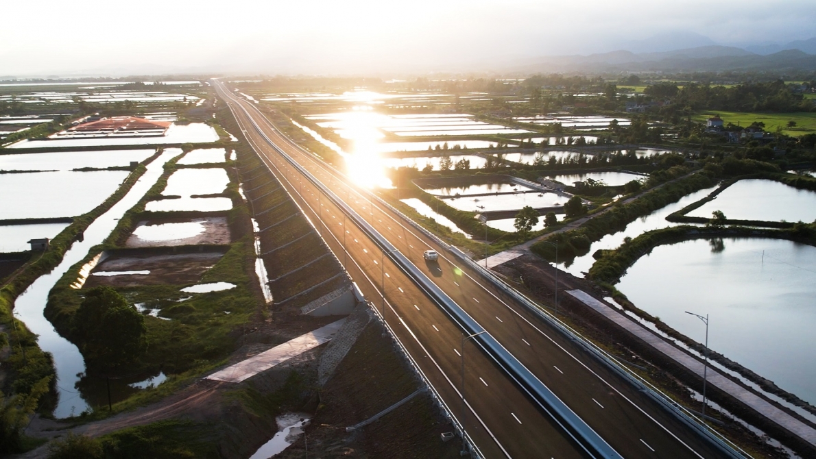 Khám phá tuyến cao tốc Vân Đồn - Móng Cái có hệ thống chiếu sáng hiện đại nhất Việt Nam