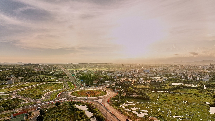 Khám phá tuyến cao tốc Vân Đồn - Móng Cái có hệ thống chiếu sáng hiện đại nhất Việt Nam