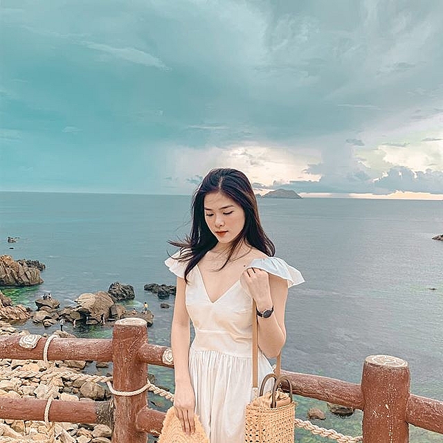 Ảnh 4: Đón bình minh ló rạng tại Eo Gió. Ảnh: __ltm_415 1851 ynh 4