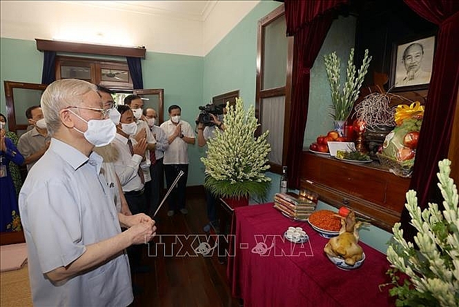Tổng Bí thư Nguyễn Phú Trọng thăm nơi ở và làm việc của Chủ tịch Hồ Chí Minh. Ảnh: Trí Dũng/TTXVN