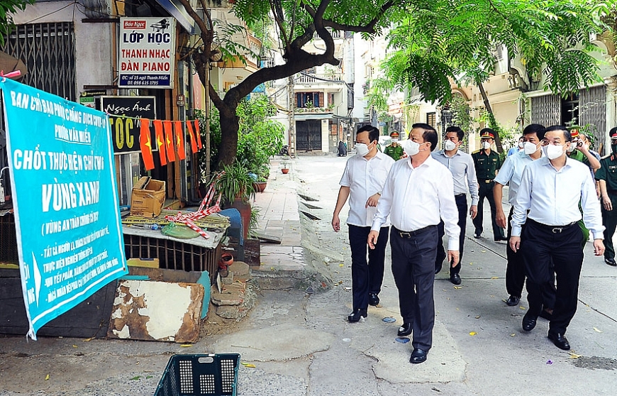 Bí thư Thành ủy Đinh Tiến Dũng và Chủ tịch UBND thành phố Chu Ngọc Anh kiểm tra công tác phòng, chống dịch Covid-19.