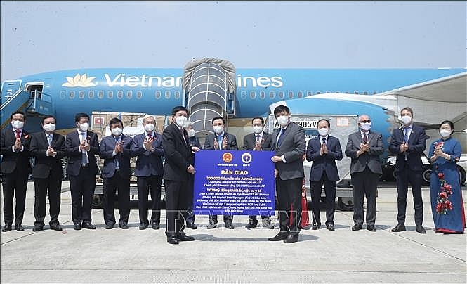 Chủ tịch Quốc hội Vương Đình Huệ, Phó Chủ tịch Thường trực Quốc hội Trần Thanh Mẫn, Chủ tịch UB Trung ương MTTQ Việt Nam Đỗ Văn Chiến chứng kiến lễ bàn giao vaccine, vật tư y tế và kinh phí được ủng hộ trong chuyến công tác châu Âu. Ảnh: Lâm Khánh/TTXVN