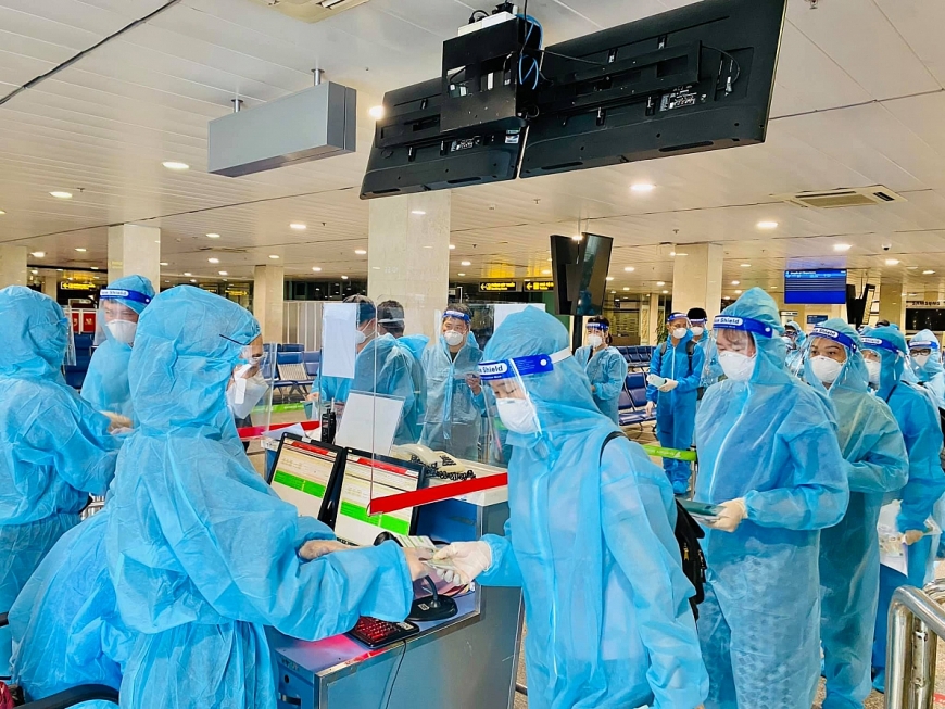  Các y bác sĩ đều được sàng lọc yếu tố dịch tễ và có kết quả xét nghiệm âm tính với virus SARS-CoV-2 72 giờ trước khi lên máy bay