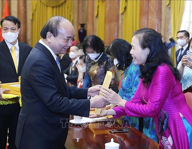 Chủ tịch nước Nguyễn Xuân Phúc tặng chân dung Chủ tịch Hồ Chí Minh cho các đại biểu. Ảnh: Lâm Khánh/TTXVN