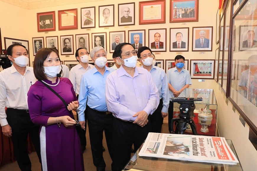 Thủ tướng Chính phủ Phạm Minh Chính và các đại biểu tham quan Bảo tàng MTTQ Việt Nam - Ảnh: VGP/Nhật Bắc