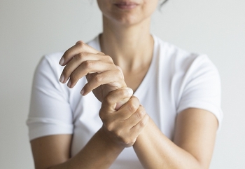 Tê tay và những dấu hiệu phát hiện sớm tránh nguy cơ chuyển nặng