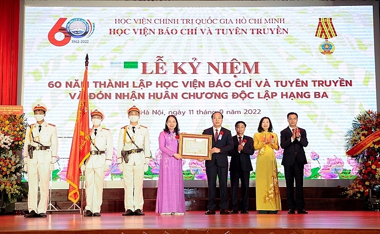 Học viện Báo chí và Tuyên truyền đón nhận Huân chương Độc lập hạng Ba. 