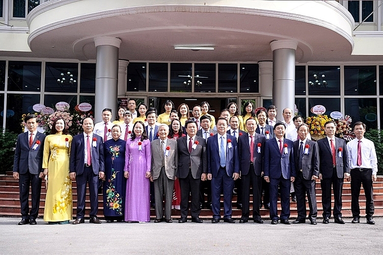  Các đồng chí lãnh đạo Đảng, Nhà nước chụp ảnh lưu niệm với cán bộ, giảng viên Học viện.