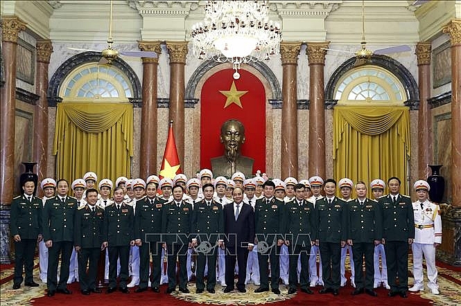 Chủ tịch nước Nguyễn Xuân Phúc và lãnh đạo Bộ Quốc phòng chúc mừng Thượng tướng Phùng Sĩ Tấn.