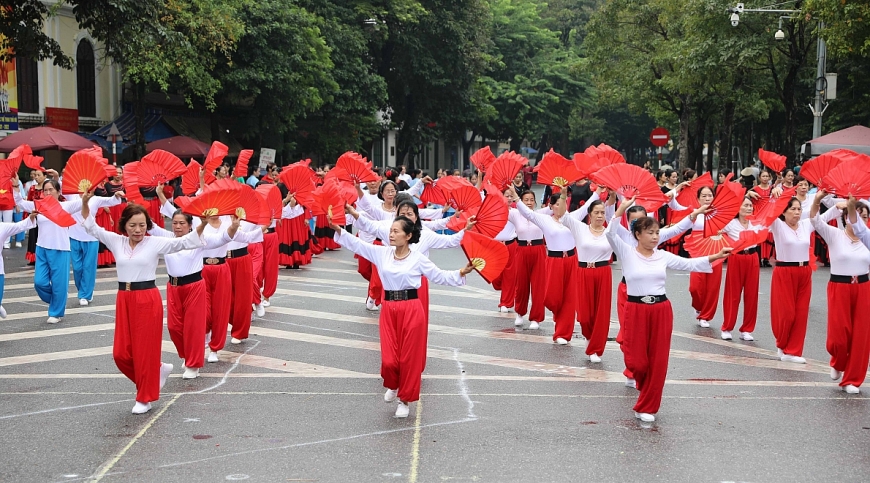 Vinamilk đồng hành cùng hàng ngàn người cao tuổi đồng diễn thể dục dưỡng sinh tại Hà Nội