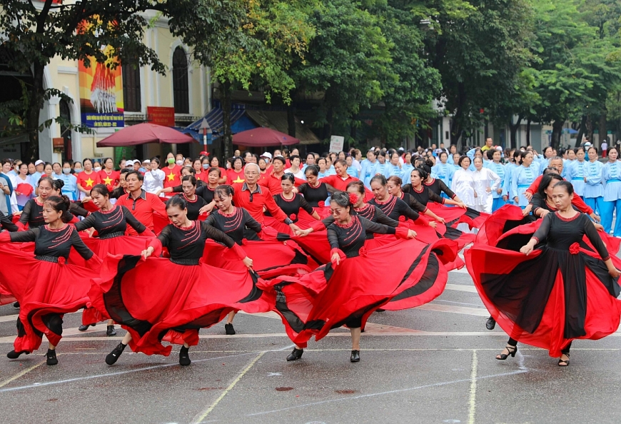 Không khí tươi vui và sôi động tại khu vực Hồ Gươm với các màn đồng diễn thể dục dưỡng sinh đẹp mắt của người cao tuổi