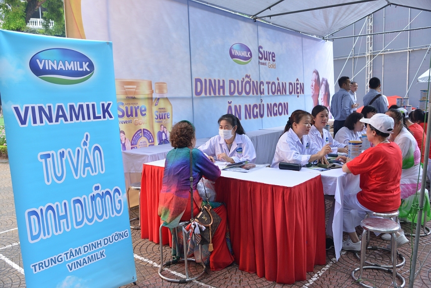 Các bác sĩ của trung tâm dinh dưỡng Vinamilk đo khám, tư vấn sức khỏe và chế độ dinh dưỡng cho người cao tuổi tham gia chương trình