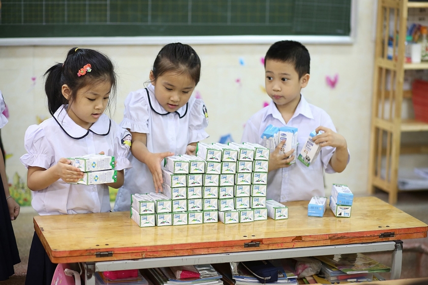 Hoạt động uống sữa học đường đã trở thành quen thuộc đối với các em học sinh mầm non và tiểu học tại nhiều tỉnh thành cả nước 4534 hinh 2 2