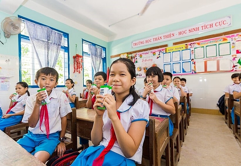 Chương trình Sữa học đường đã góp phần tiết kiệm chi phí cho các phụ huynh trong việc bổ sung dinh dưỡng cho con, đặc biệt đối với các vùng điều kiện kinh tế còn khó khăn 4708 hinh 4 1