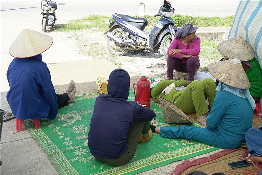 Người dân chặn bãi rác Nam Sơn, xe chở rác không thể ra vào. Ảnh: Phạm Đông