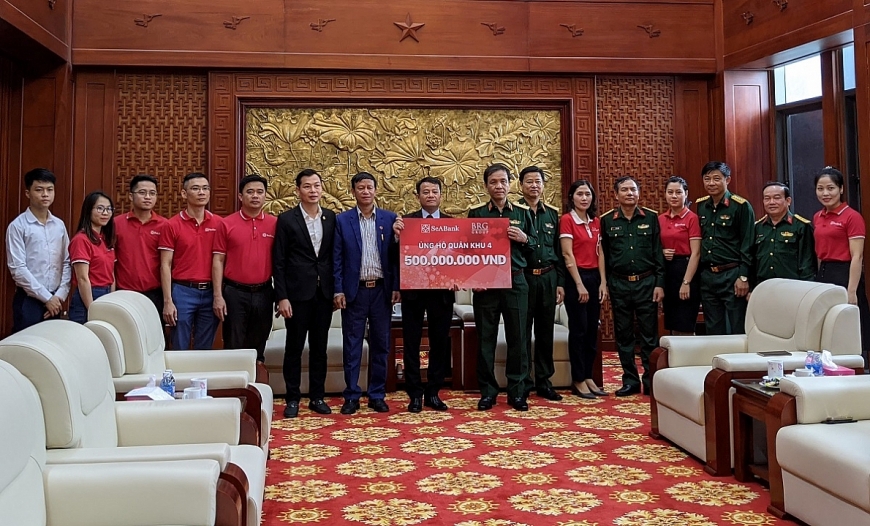 Tập đoàn BRG và Ngân hàng SeABank trao tặng Bộ tư lệnh Quân khu 4 số tiền 500 triệu đồng