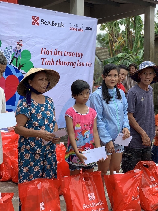 Ngân hàng SeABank trao quà ủng hộ cho bà con chịu ảnh hưởng bởi mưa lũ tại Thừa Thiên Huế