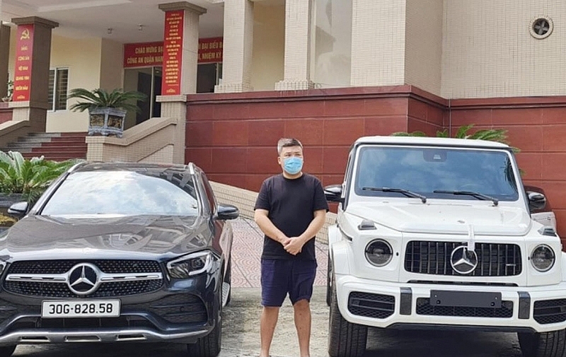 Nguyễn Minh Thành và những chiếc siêu xe tang vật.