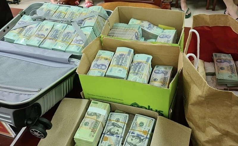 Số tiền mặt khổng lồ gồm USD và tiền Việt.