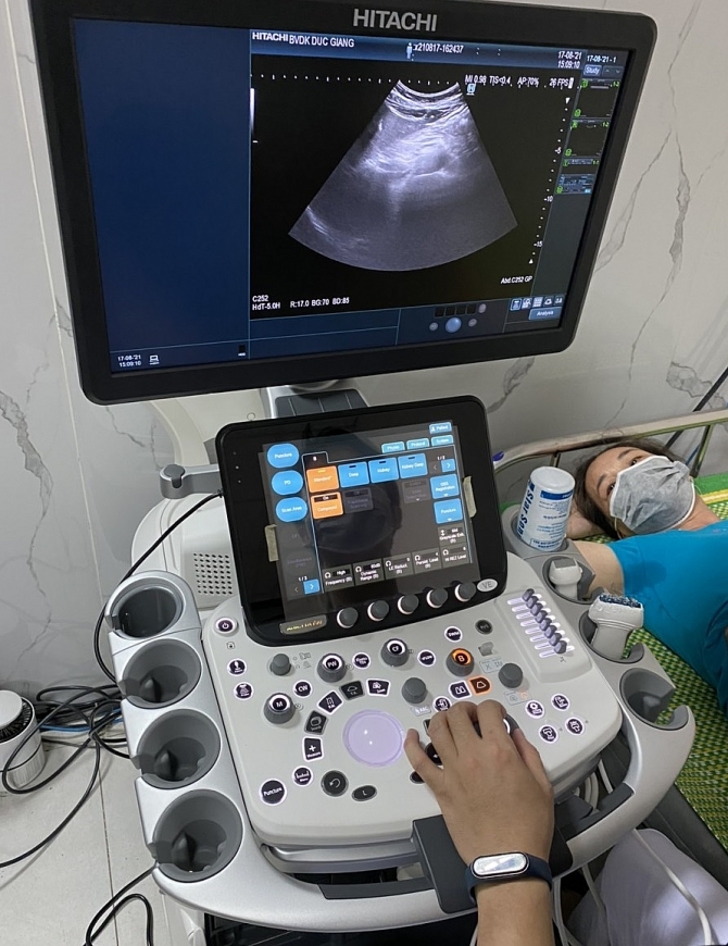 Nhờ những trang thiết bị máy móc do T&T tài trợ và sự nỗ lực hết sức mình của đội ngũ y bác sĩ, Bệnh viện Đức Giang đã có thể điều trị được những ca bệnh COVID-19 nặng