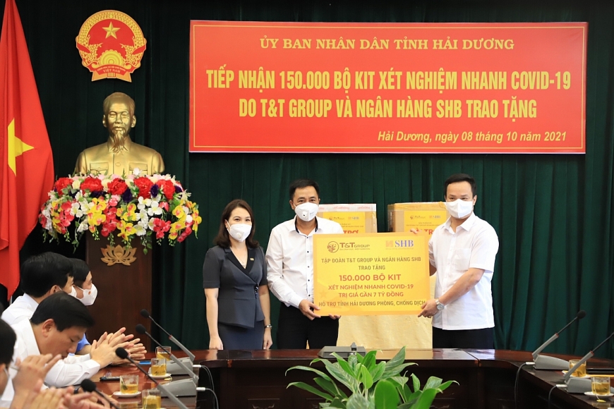 Đại diện Tập đoàn T&T Group và Ngân hàng SHB trao tặng 150.000 bộ kit xét nghiệm test nhanh COVID-19 cho lãnh đạo tỉnh Hải Dương