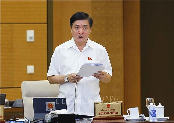 Tổng thư ký Quốc hội, Chủ nhiệm Văn phòng Quốc hội Bùi Văn Cường trình bày báo cáo. Ảnh: Doãn Tấn/TTXVN