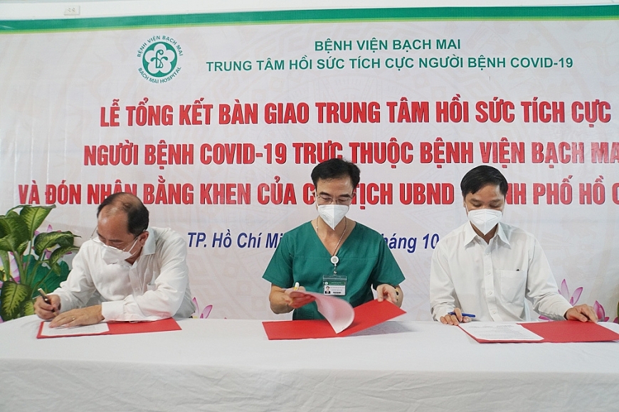 Bệnh viện Bạch Mai hoàn thành sứ mệnh, bàn giao lại Trung tâm Hồi sức tích cực người bệnh COVID-19 cho Bệnh viện nhân dân Gia Định tiếp tục quản lý. Ảnh: BV