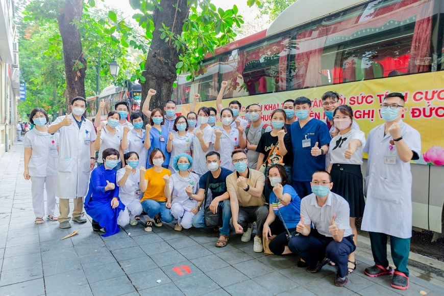 Đoàn y bác sĩ Bệnh viện Hữu nghị Việt Đức tình nguyện lên đường đi chống dịch. Ảnh: BV