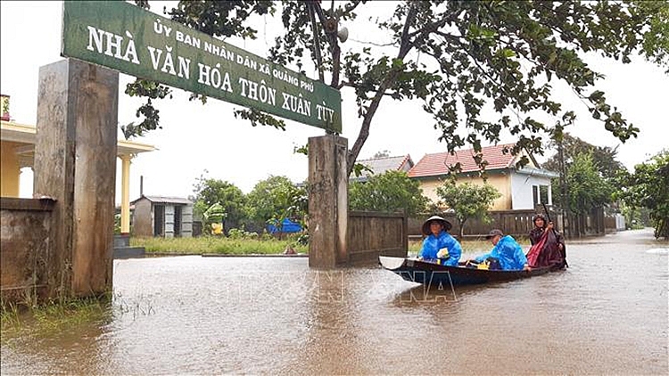 Nhiều địa phương vùng trũng như huyện Phong Điền, Quảng Điền (Thừa Thiên – Huế) bị ngập lụt, giao thông bị chia cắt. Ảnh: Tường Vi - TTXVN