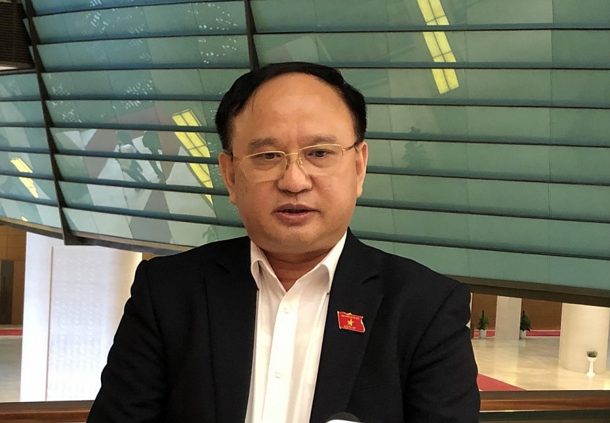 Thiếu tướng Trần Đức Thuận, Ủy viên thường trực Ủy ban Quốc phòng và An ninh, đại biểu Quốc hội tỉnh Nghệ An trả lời phỏng vấn phóng viên báo Tin tức bên hành lang Quốc hội.