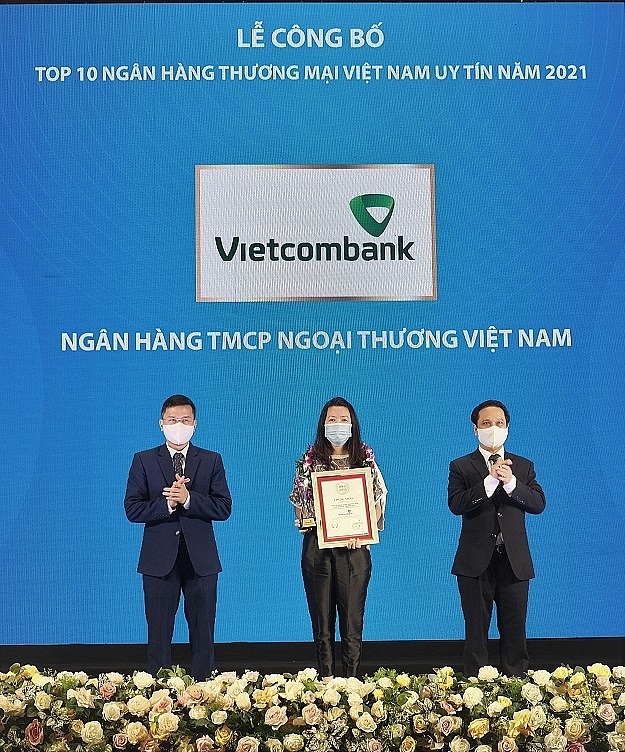 Đại diện Vietcombank nhận vinh danh Top 10 ngân hàng thương mại uy tín năm 2021 từ Ban tổ chức chương trình