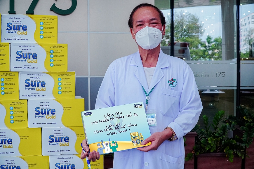 Nhân dịp này, các bác sĩ cũng bày tỏ cảm kích trước sự chia sẻ của cộng đồng, góp sức cùng đội ngũ y tế tuyến đầu mở rộng vùng xanh