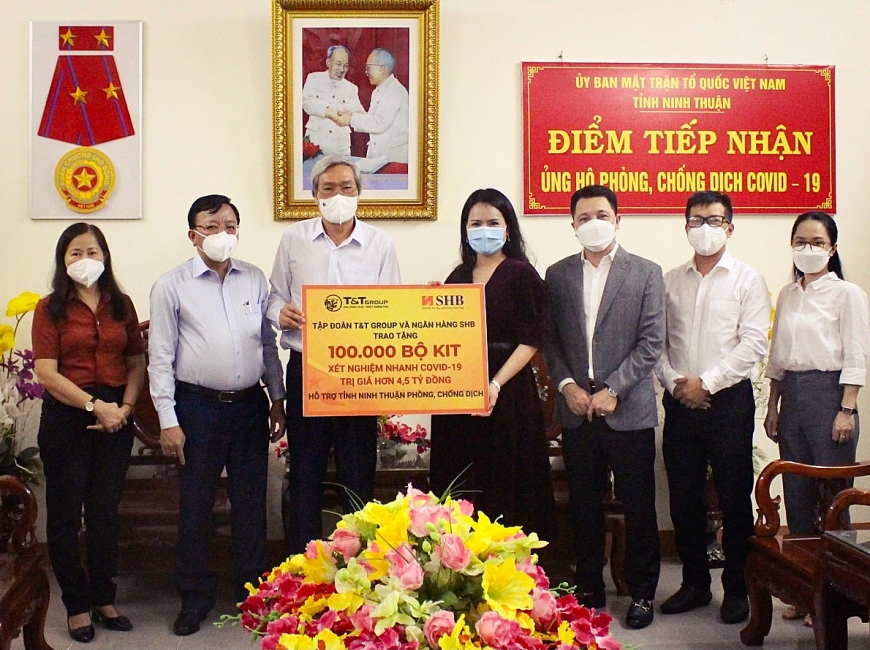 Đại diện Tập đoàn T&T Group và Ngân hàng SHB trao tặng tỉnh Ninh Thuận 100.000 bộ kit xét nghiệm test nhanh kháng nguyên SARS-CoV-2 BIOCREDIT COVID-19 Ag trị giá 4,5 tỷ đồng
